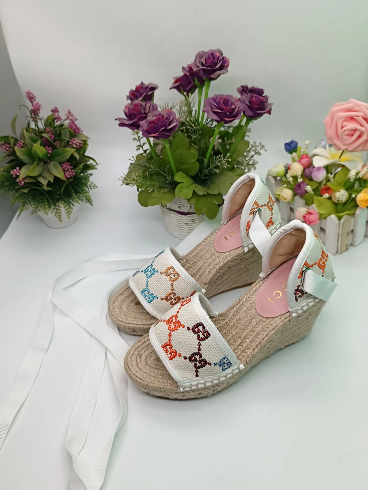 👟👟Ex-factory price 440👟👟 GUCCI wedge fisherman sandals, thick-soled straw, high-end quality, fabric: double G fabric, electric embroidery, lining: mixed sheepskin lining, yardage: 35～42, color: pure white. Dear new and old customers, the picture has been updated, please transfer the image to change. The upgraded version of the wedge heel currently has more than 40 colors. Transfer the image to sell.
